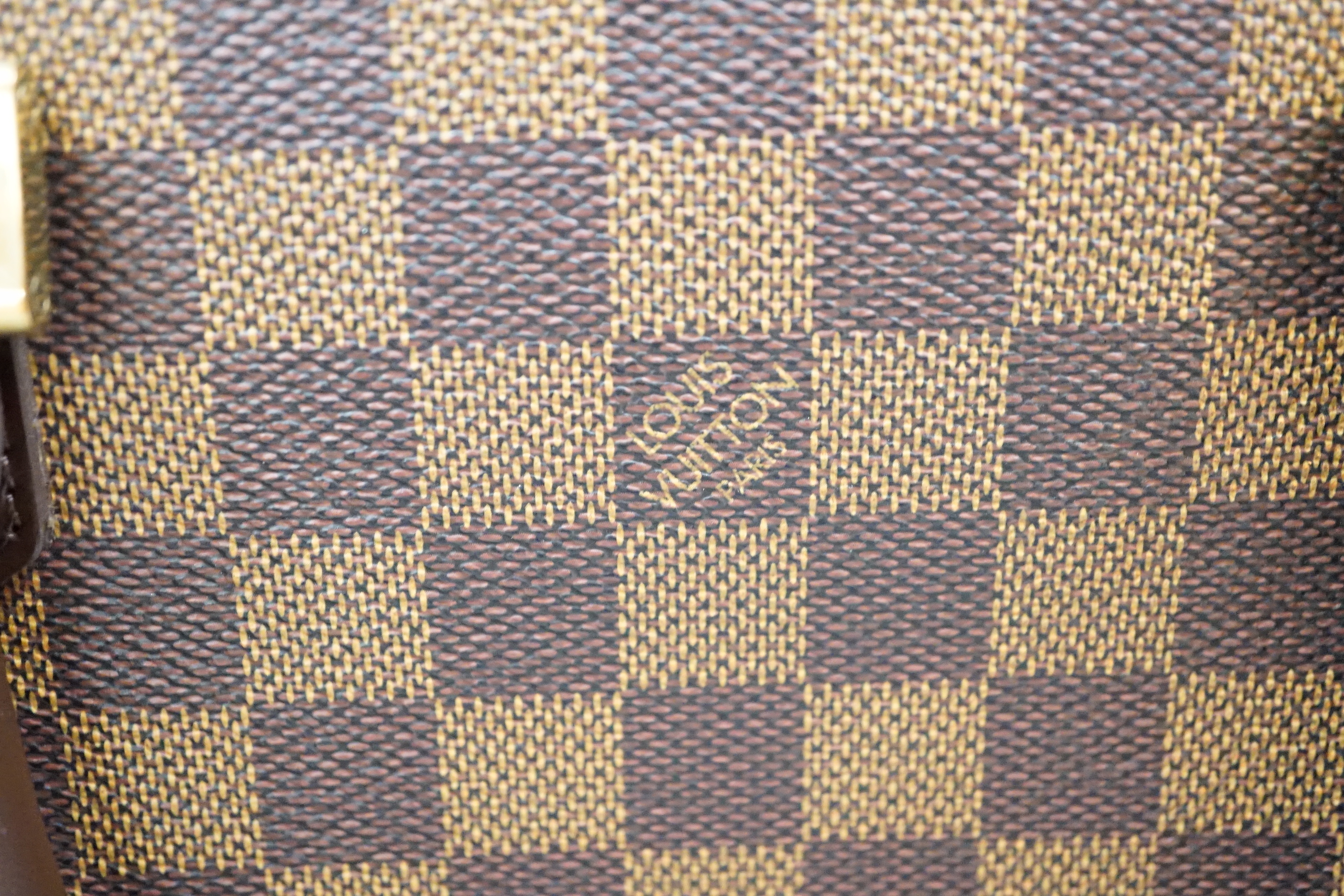 A Louis Vuitton lady’s handbag, with chequered sides, with original dust bag, 26cm excl. handles